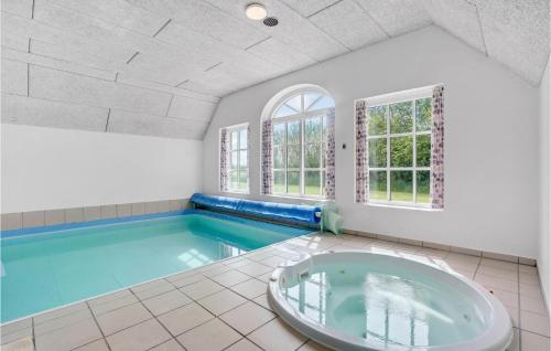 Hồ bơi trong/gần Lovely Home In Ulfborg With Sauna