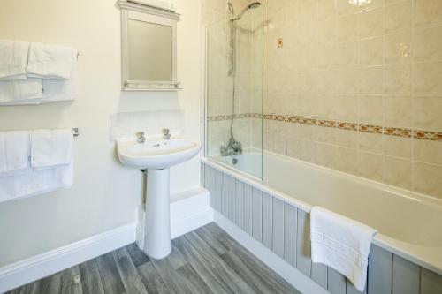 ein Badezimmer mit Waschbecken, Dusche und Badewanne in der Unterkunft The Uplands Apartments in Saint Helier Jersey