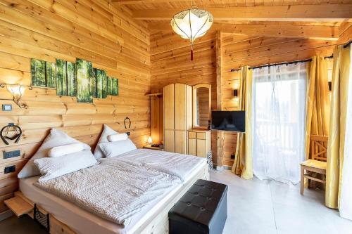 Ένα ή περισσότερα κρεβάτια σε δωμάτιο στο Blockhaus am Baumwipfelpfad