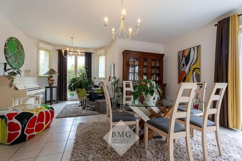 - un salon avec une table à manger et des chaises dans l'établissement Villa Debussy Disneyland, à Bussy-Saint-Georges