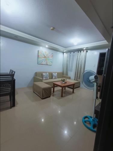 Χώρος καθιστικού στο Ecowest Condo beside SM Mall