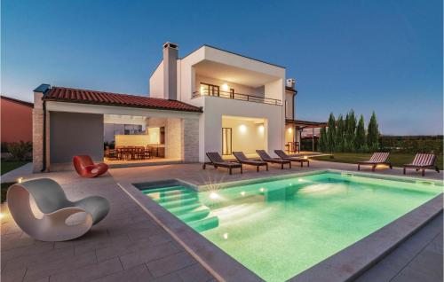 Amazing Home In Valbandon