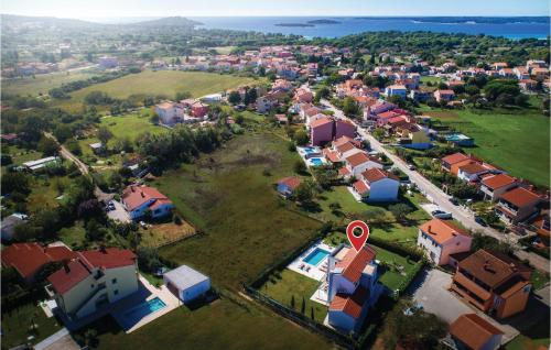 an aerial view of a city with houses and a street at Amazing Home In Valbandon in Fondole