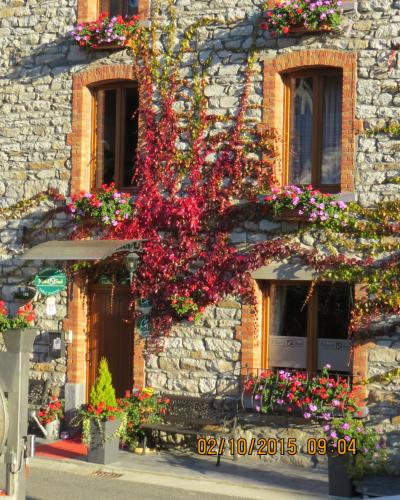 a building with flowers on the side of it at B&B Nord Sud in Salmchâteau