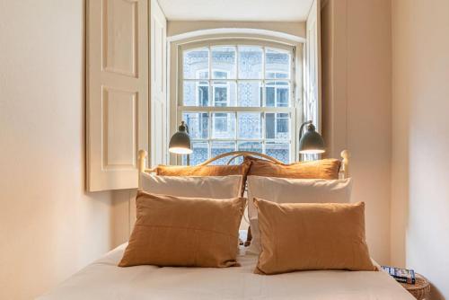 ポルトにあるPorto 332のベッドルーム1室(枕付きのベッド1台、窓付)
