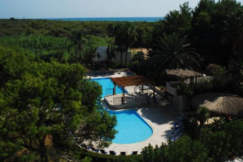 uma vista superior de uma piscina num resort em Hotel Club Astor em Ugento