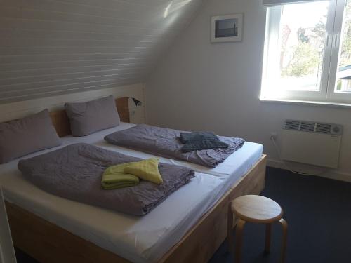 a bedroom with two beds and a window at Deichblick Süderloog 38 in Spiekeroog