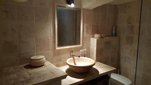 ファイエンスにあるProvence Medieval Hideawayのバスルーム(カウンターの洗面台付)