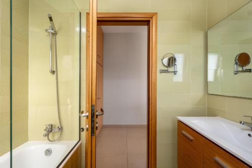 a bathroom with a shower and a sink at Gonos Villas in Asklipiḯon