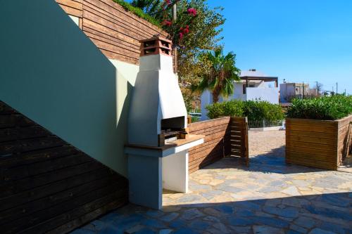 a stove sitting on the side of a building at Gonos Villas in Asklipiḯon