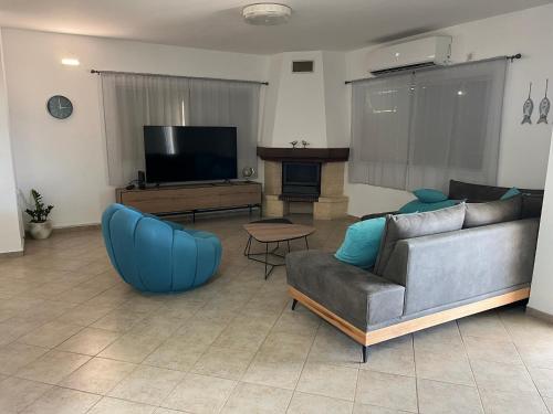 a living room with a couch and a tv at גבוה בגלבוע in Gan Ner