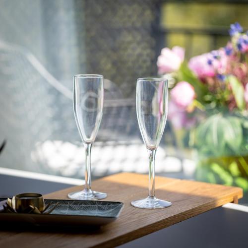 two wine glasses sitting on a wooden table at Duna P'Art Panzió in Verőce
