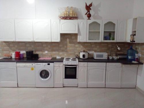 Kuchyň nebo kuchyňský kout v ubytování Newlook Holiday Bungalow-Matale