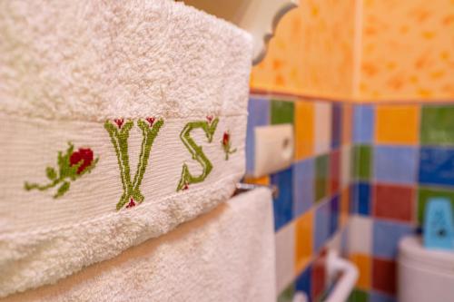 a towel with the wordwx written on it in a bathroom at Nogueira in Vega de Logares