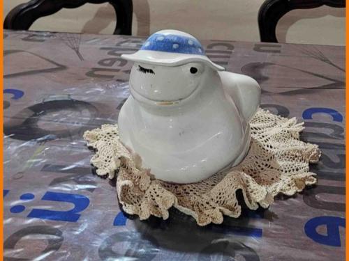 a vase with a hat sitting on a table at La rana alquiler temporal in Reyes