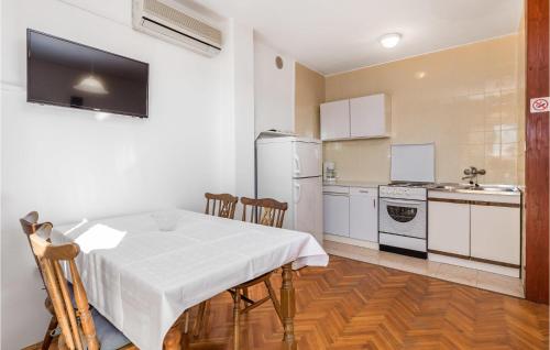 2 Bedroom Nice Apartment In Rab
