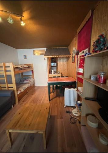 une petite chambre avec une table et une chambre avec une chambre dans l'établissement Le Cocon de l'Alpes, à Huez