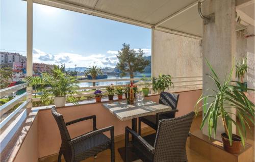 Two-Bedroom Apartment In Ploce