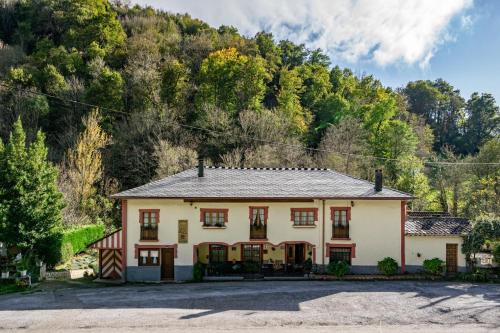 une maison en face d'une montagne dans l'établissement Casa de Aldea La Pescal, à La Pescal