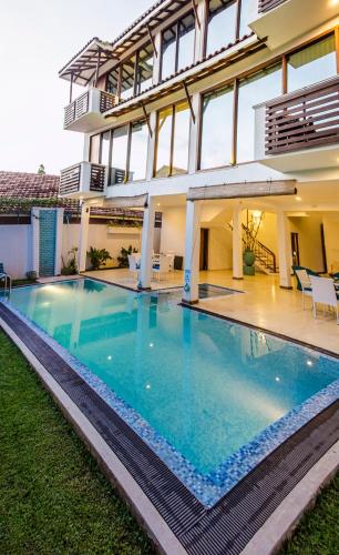 Swimmingpoolen hos eller tæt på Binnacle Negombo