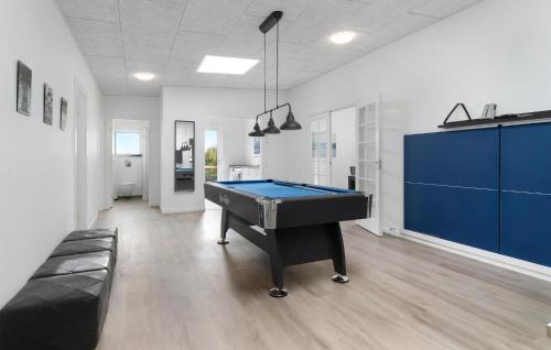 Τραπέζι μπιλιάρδου στο Lovely Home In Glesborg With Sauna
