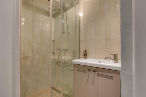 une salle de bain avec douche et lavabo dans l'établissement Erlauntza, à Biarritz