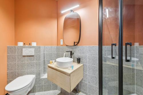 une salle de bain avec toilettes, lavabo et douche dans l'établissement 197 Suite Tom - Superb Apartment in Paris, à Paris