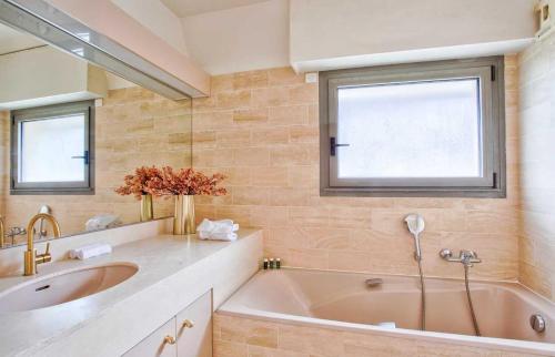 une salle de bain avec une baignoire, un lavabo et une fenêtre dans l'établissement Charming Apt w- large Balcony - 2BD-4P - Deauville, à Deauville