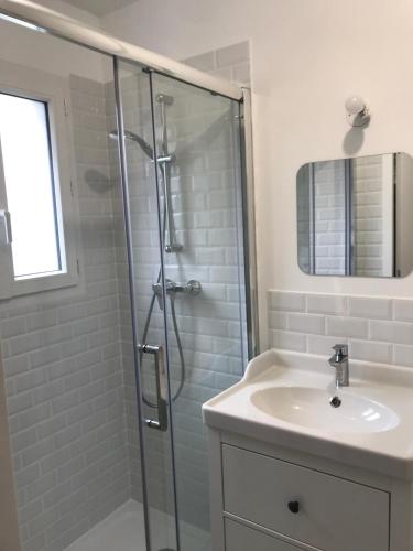 une salle de bain avec douche et lavabo dans l'établissement Villa Rose des Sables, à Andernos-les-Bains