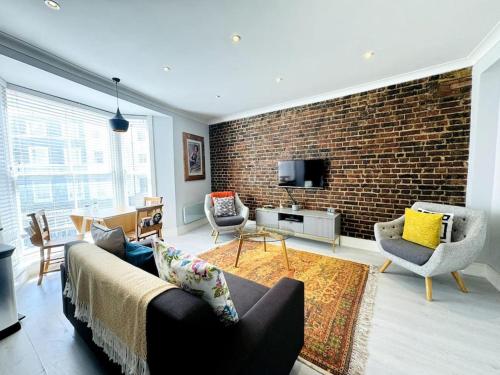 Et opholdsområde på Waves, Central Beach Town Apartment