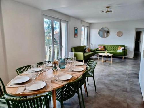une salle à manger avec une table et des chaises et un salon dans l'établissement Auvergne mon amour, à Clermont-Ferrand