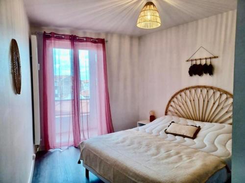 une chambre avec un grand lit avec une grande fenêtre dans l'établissement Auvergne mon amour, à Clermont-Ferrand