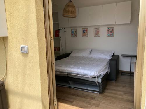 a bedroom with a bed in the corner of a room at Monolocale con ampio terrazzo in Milan
