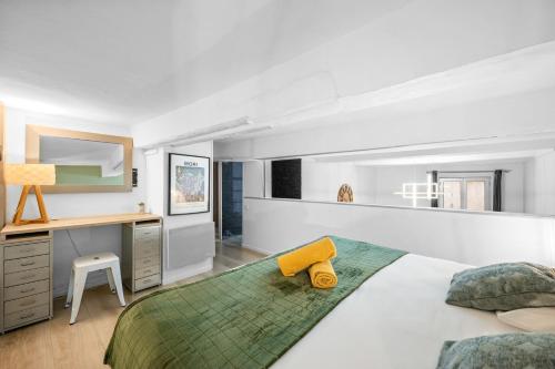 une chambre blanche avec un lit et un bureau dans l'établissement Spacieux Loft & Central- Vieux Nice, à Nice