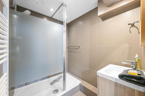 une salle de bain avec douche et lavabo dans l'établissement Spacieux Loft & Central- Vieux Nice, à Nice