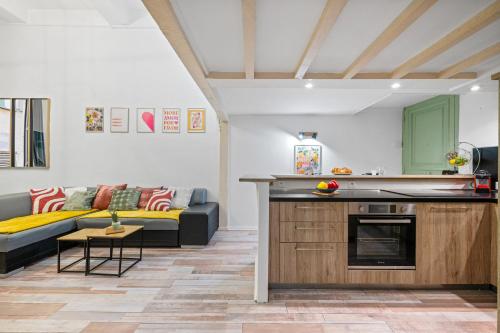 une cuisine et un salon avec un canapé dans l'établissement Spacieux Loft & Central- Vieux Nice, à Nice