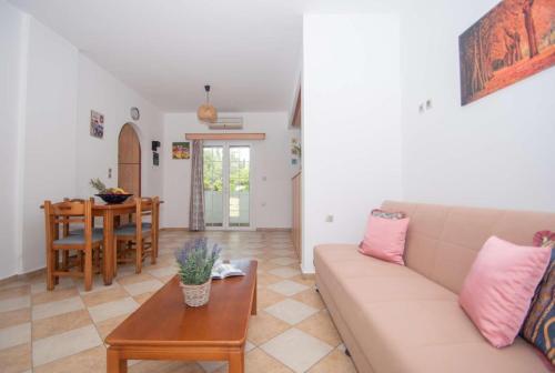 Χώρος καθιστικού στο Villa Andreas with swimming pool
