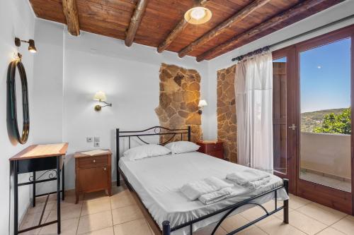 Ένα ή περισσότερα κρεβάτια σε δωμάτιο στο Countryside Apartment 1 with Shared Swimming Pool