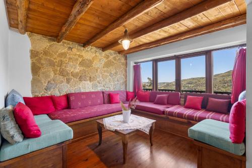 Χώρος καθιστικού στο Countryside Apartment 1 with Shared Swimming Pool