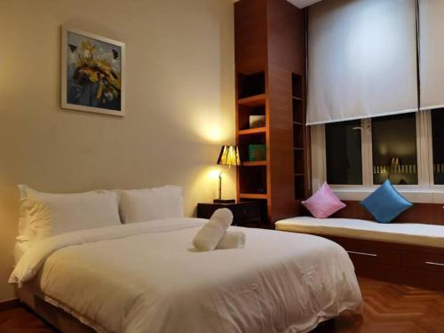 une chambre avec un grand lit blanc et une fenêtre dans l'établissement WHITE HOUSE STRAITS QUAY MARINA LUXURY STAY GURNEY, à Tanjong Tokong