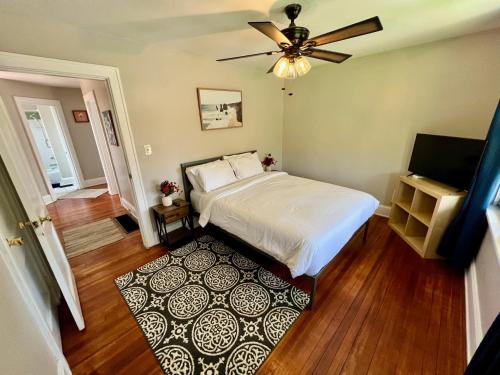 Ένα ή περισσότερα κρεβάτια σε δωμάτιο στο Cozy Bungalow Quiet Neighborhood Suite 1
