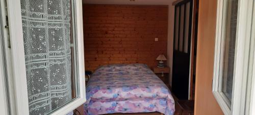 a bedroom with a bed and a window at plain-pied proche base de loisirs et voie verte in Saulxures-sur-Moselotte