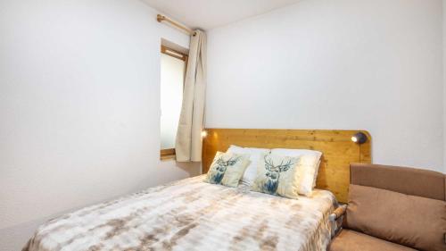 une chambre avec un lit, une chaise et une fenêtre dans l'établissement LES FERMES DE SAINT SORLIN - KALMIA - K101 - 4 per, à Saint-Sorlin-dʼArves