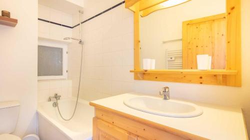 une salle de bain avec un lavabo, une douche et un miroir dans l'établissement LES FERMES DE SAINT SORLIN - KALMIA - K101 - 4 per, à Saint-Sorlin-dʼArves