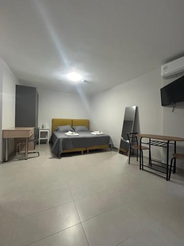 Ένα ή περισσότερα κρεβάτια σε δωμάτιο στο FEELS LIKE HOME