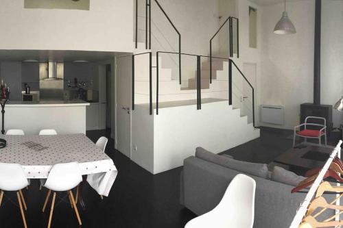 un salon avec une table et un canapé dans l'établissement Loft-Maison de ville-Parking-Famille Pas de fête, à Athis-Mons