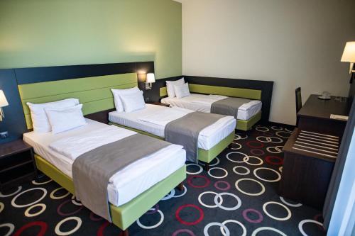 Postel nebo postele na pokoji v ubytování Garden Hotel Wellness és Konferencia
