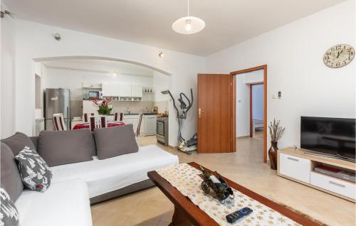 TV a/nebo společenská místnost v ubytování Cozy Apartment In Kostrena
