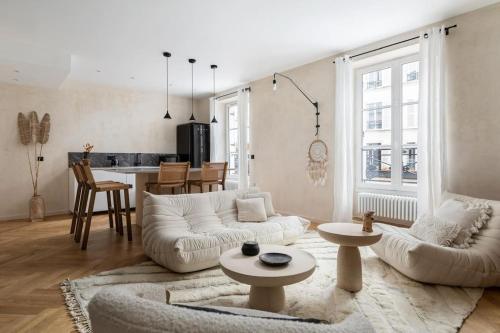 un salon avec un canapé blanc et une table dans l'établissement Amazing flat in an amazing Montmartre street, à Paris
