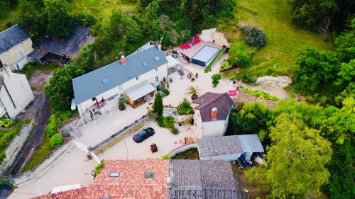 an overhead view of a large house with a roof at Le gîte 24 proche du Futuroscope - Jacuzzi compris in Beaumont